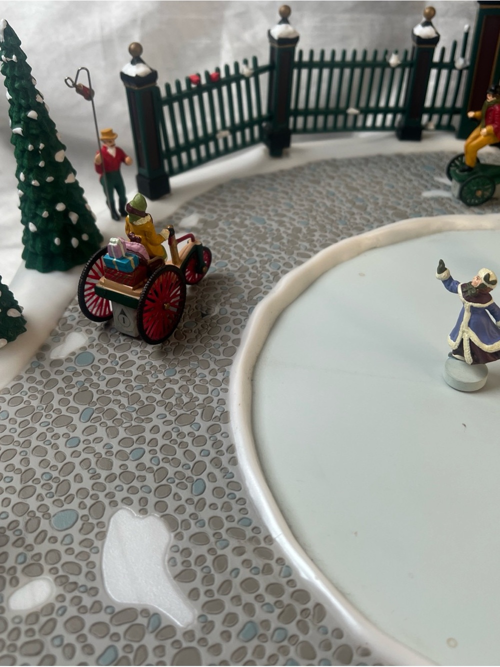 Vintage 1996 Mr Christmas Holiday in Motion animated ice skaters - Picture 9 of 16